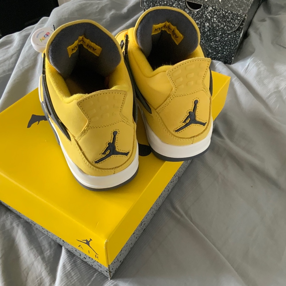 JORDAN 4 LIGHTNING